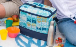 VW Collection T1 Bulli Motive Kühltasche 25 Liter 11 VW Collection T1 Bulli Motive Kühltasche 25 Liter -Dometic Verkaufsgeschäft 393166 2859772