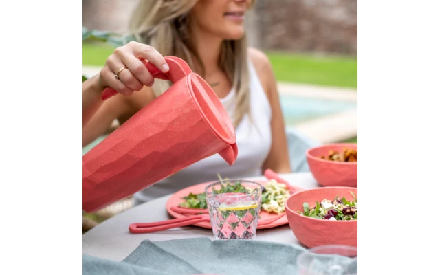 Koziol Club Pitcher Superglas Kanne Mit Deckel 1,5 Liter Nature Coral 3 Koziol Club Pitcher Superglas Kanne Mit Deckel 1,5 Liter Nature Coral – Bild 3