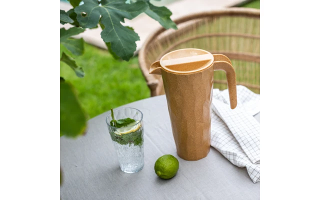 Koziol Club Pitcher Superglas Kanne Mit Deckel 1,5 Liter Nature Ash Grey 2 Koziol Club Pitcher Superglas Kanne Mit Deckel 1,5 Liter Nature Ash Grey – Bild 2